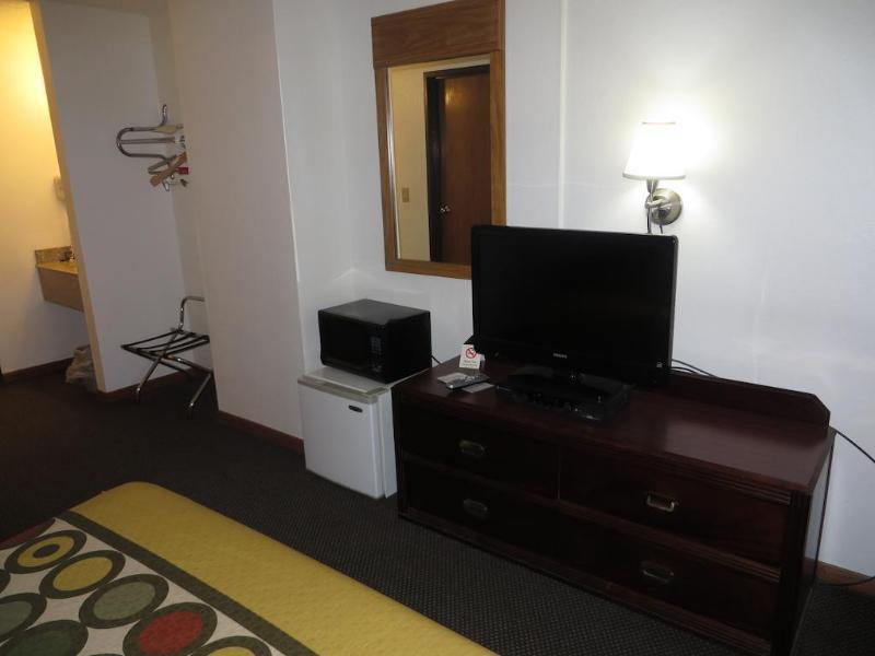 Super 8 By Wyndham Dixon Motel Екстериор снимка
