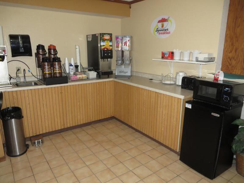 Super 8 By Wyndham Dixon Motel Екстериор снимка